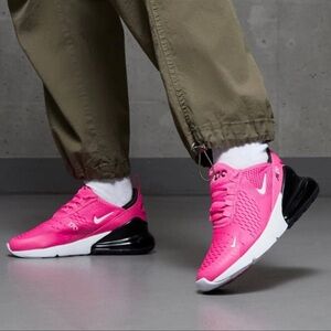 Nike Air Max 270 in fuchsia pink